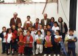 José Antonio Arana y Andrés Iñigo con los niños en el colegio Lodosa